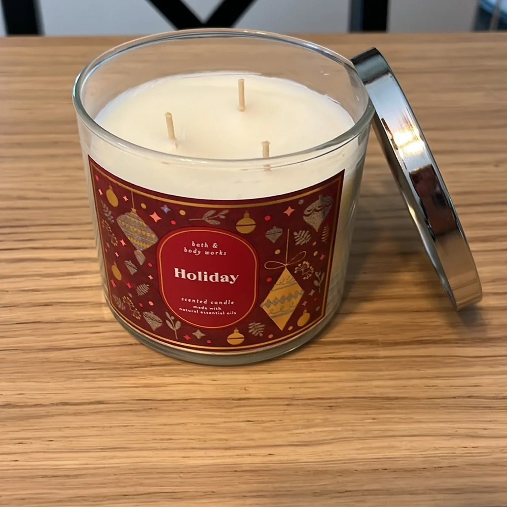 Bath & Body Works 3 Wick Candle. Holiday.